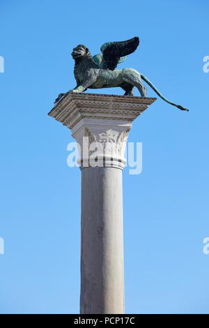 San Marco Lion ailé statue sur la colonne, symbole de Venise en une journée ensoleillée, ciel bleu en Italie Banque D'Images