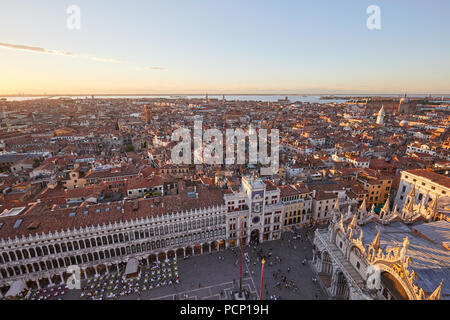 Vue aérienne de Venise avec la place Saint Marc, la ville et l'horizon au coucher du soleil, de l'Italie Banque D'Images