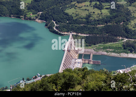 Le Parc National de TARA, l'ouest de la Serbie - vue aérienne du barrage hydroélectrique Bajina Basta sur le lac Perucac et Drina Banque D'Images