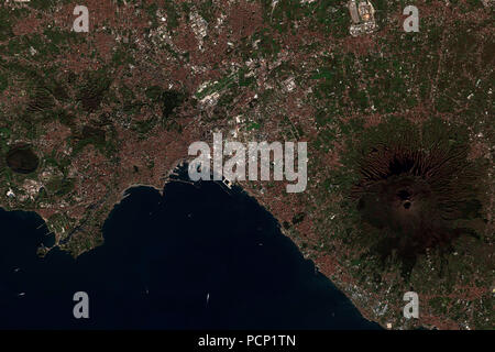 Naples et le Vésuve en Italie Vue de l'espace - contient des données Sentinel Copernicus modifié Banque D'Images