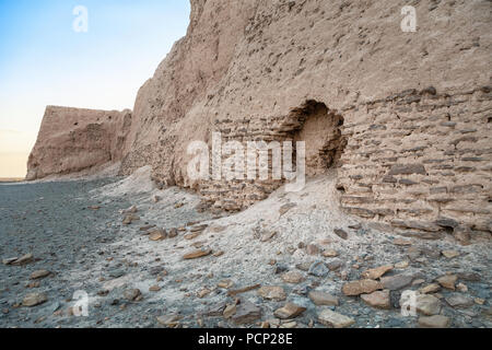 Mur endommagé d'Djanpik Qala : 9-10ème siècle Khorezm fotress Karakalpakstan, région, l'Ouzbékistan Banque D'Images