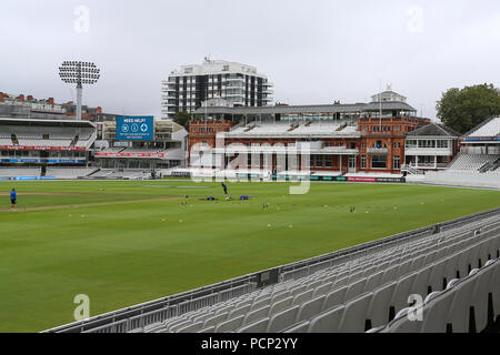 Vue générale du sol vers l'avant du pavillon de Middlesex CCC vs Yorkshire CCC, Division 1 Championnat Specsavers County Cricket à Banque D'Images