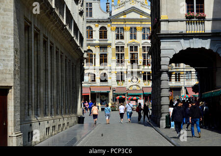 Bruxelles, Belgique. Les gens qui marchent dans la Grand Place à partir de la rue de l'Etuve Banque D'Images