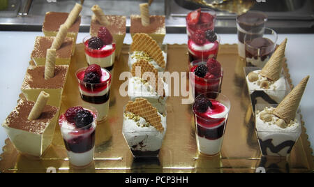 Une sélection de plusieurs tasses de crème glacée et les desserts sucrés. Banque D'Images