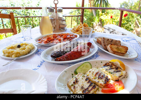 Un repas mezze dans un restaurant grec à Poros Kefalonia Banque D'Images
