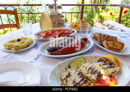 Un repas mezze dans un restaurant grec à Poros Kefalonia Banque D'Images