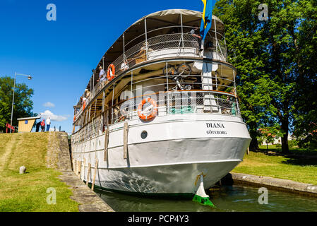 Berg, Suède - 30 juin 2018 : Le bateau à passagers historique Diana passant une vanne avec un ajustement serré sur un simple et ensoleillée journée d'été. Banque D'Images