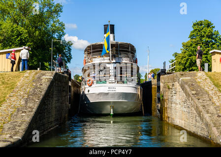 Berg, Suède - 30 juin 2018 : Le bateau à passagers historique Diana passant une vanne avec un ajustement serré sur un simple et ensoleillée journée d'été. Banque D'Images