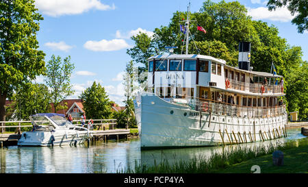 Berg, Suède - 30 juin 2018 : Les passagers voyageant en bateau vintage Diana le gota canal sur une simple amende journée d'été. Ici en passant d'un bateau à moteur moore Banque D'Images