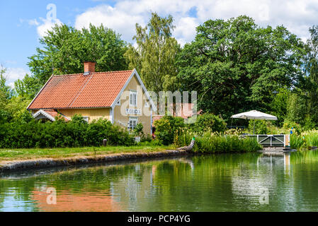 Sjobacka, Suède - 30 juin 2018 : Une journée ordinaire dans le gota canal. Ici la maison où le Sjobacka bridge guard vivaient dans l'ancien temps. Banque D'Images