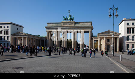 1788-91 von Carl Gotthard Langhans, Ansicht vom Pariser Platz aus Richtung Westen Banque D'Images