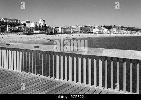 Front de mer de Hastings Hastings Pier en été, East Sussex Royaume Uni, à l'Est, vers le centre-ville Banque D'Images