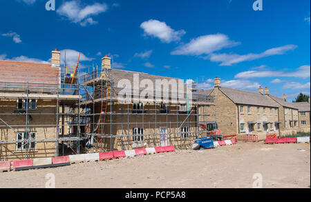 Maisons en construction sur un terrain vert site près de Broadway dans les Cotswolds, Royaume-Uni. Banque D'Images