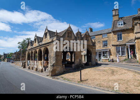 High street Chipping Campden en été. Le Gloucestershire, Royaume-Uni. Banque D'Images