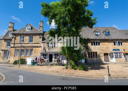 High street Chipping Campden en été. Le Gloucestershire, Royaume-Uni. Banque D'Images