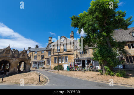 High street Chipping Campden en été. Le Gloucestershire, Royaume-Uni. Banque D'Images