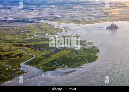 Le Mont Saint-Michel (Saint Michael's Mount), Normandie, nord-ouest de la France : vue aérienne sur la baie, la culture du sel et le mont au cours d'un printemps Banque D'Images