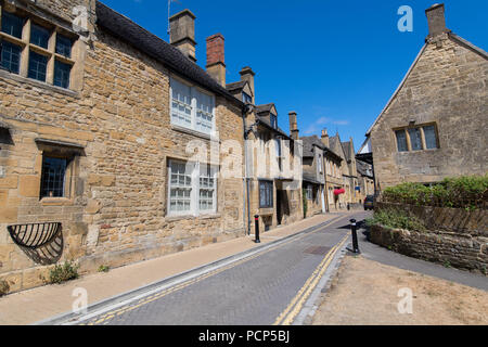 High street Chipping Campden en été. Le Gloucestershire, Royaume-Uni. Banque D'Images