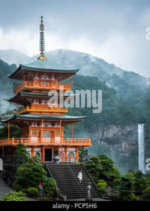 La pagode de Seigantoji et Nachi no Taki waterfall au Japon Banque D'Images