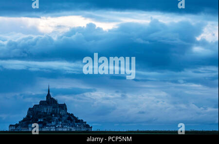 Le Mont Saint-Michel (Saint Michael's Mount), Normandie, nord-ouest de la France : coucher de soleil sur la baie et le mont (non disponible pour la production de cartes postales Banque D'Images