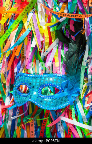 Petit haut bleu masque de carnaval dans un contexte de rubans brésiliens souhaitent Salvador de Bahia au Brésil. Traduction : Mémoire de Notre Seigneur de Bonfim Banque D'Images