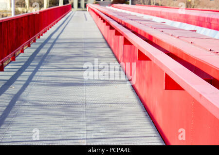 Détail de rouge métallique pont sur le chemin de fer à Frydek Mistek en République Tchèque Banque D'Images