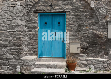 Portes bleues avec un visage sur Maison dans le village pittoresque de Tochni, dans la région de Larnaca Chypre Banque D'Images