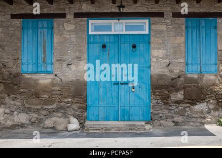 Portes bleues avec un visage sur Maison dans le village pittoresque de Tochni, dans la région de Larnaca Chypre Banque D'Images