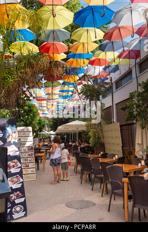 La lumière du soleil qui brillait à travers les parasols offrant de l'ombre le long Mitat Pasa Solak, sur la partie nord de Nicosie, Chypre Banque D'Images