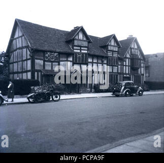 Années 1950, Stratford-upon-Avon, une voiture moto garée à l'extérieur et le lieu de naissance de Shakespeare, une vue de l'ère du 16ème siècle maison à colombages dans Henley Street, que l'on croit être le lieu où dramaturge anglais William Shakespeare est né en 1564 et a passé son enfance. Banque D'Images