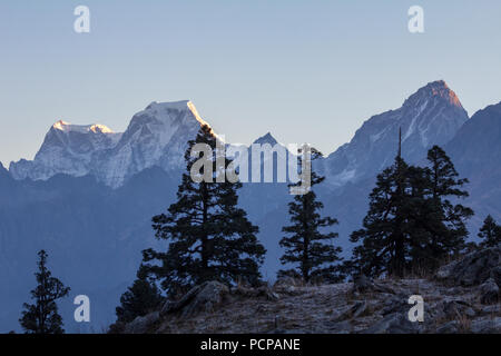 Sharp, pics ciselés avec la neige et les glaciers dans l'Himalaya indien près de Nanda Devi sont illuminés par le soleil levant à l'Est. Dans l Banque D'Images