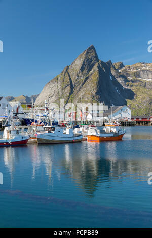 Bateaux de pêche dans le port de reine, Reine, les îles Lofoten, Norvège Banque D'Images