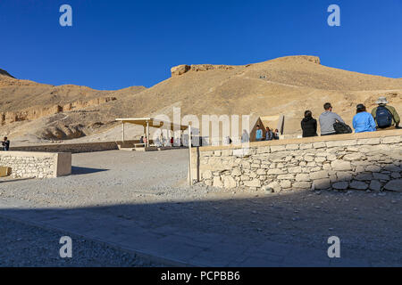 En dehors de la tombe de Ramsès IV ou IV Ramsès (KV2) dans la Vallée des Rois, Thèbes, Luxor, Egypte, Afrique du Sud Banque D'Images