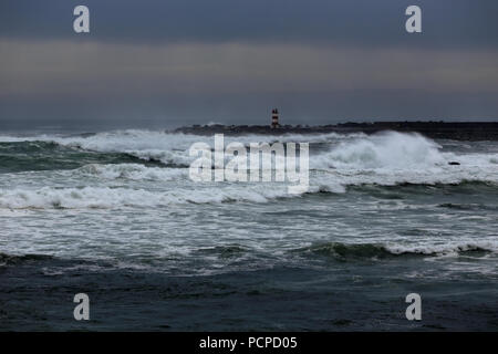 Seascape automne au crépuscule avant la pluie et tempête, Povoa de Varzim, Portugal Banque D'Images