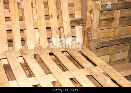 Divers industriels en bois Palettes de transport pour les chariots élévateurs Banque D'Images