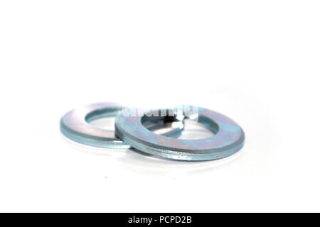 Quelques grosses rondelles en acier galvanisé industrielle sur fond blanc Banque D'Images