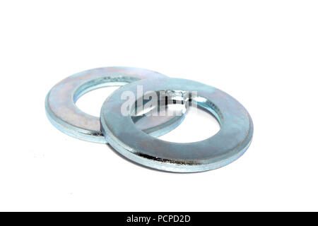 Quelques grosses rondelles en acier galvanisé industrielle sur fond blanc Banque D'Images