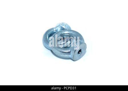 Un couple d'acier industriel galvanisé isolé vis à oeil sur fond blanc Banque D'Images