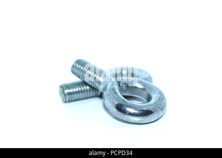Un couple des boulons à oeil galvanisé industriels isolés Banque D'Images