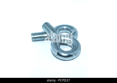 Un couple des boulons à oeil galvanisé industriels isolés Banque D'Images