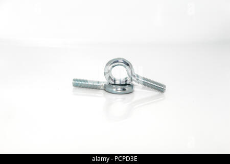 Un couple des boulons à oeil galvanisé industriels isolés Banque D'Images
