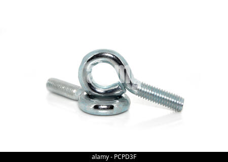 Un couple des boulons à oeil galvanisé industriels isolés Banque D'Images