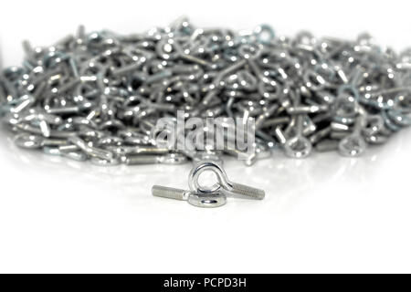 Un couple des boulons à oeil galvanisé industriels isolés Banque D'Images