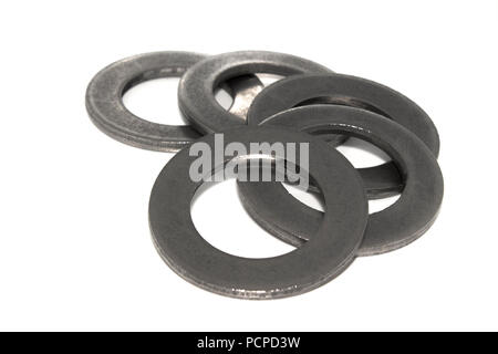 Quelques grosses rondelles en acier galvanisé industrielle sur fond blanc Banque D'Images