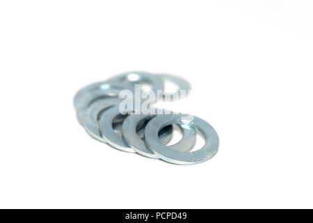 Quelques grosses rondelles en acier galvanisé industrielle sur fond blanc Banque D'Images