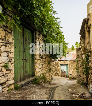 Omodos, Chypre. Mai 2018. Un pictureesque street dans le village traditionnel de Omodos à Chypre. Banque D'Images