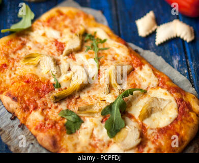 Délicieuses pâtisseries maison, pizza italienne avec fromage et poire, vue de dessus Banque D'Images