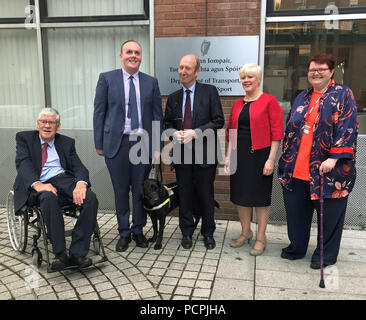 Le ministre des Transports, de l'Irlande Shane Ross (centre) avec (de gauche à droite) Liam O&Otilde;Rourke, Kevin Kelly avec chien-guide Miles, Elaine Howley et Suzy Byrne à l'annonce de nouvelles nominations au sein de la commissions de transport public dans la région de Dublin. Banque D'Images