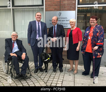 Le ministre irlandais des transports, Shane Ross (au centre), avec (de gauche à droite) Liam ORourke, Kevin Kelly, avec guide dog Miles, Elaine Howley et Suzy Byrne lors de l'annonce des nouvelles nominations aux conseils des transports publics à Dublin. Banque D'Images