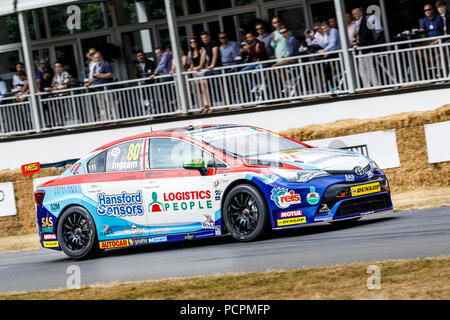 2018 Toyota Avensis BTCC avec Tom pilote participant à l'Ingram 2018 Goodwood Festival of Speed, Sussex, UK. Banque D'Images